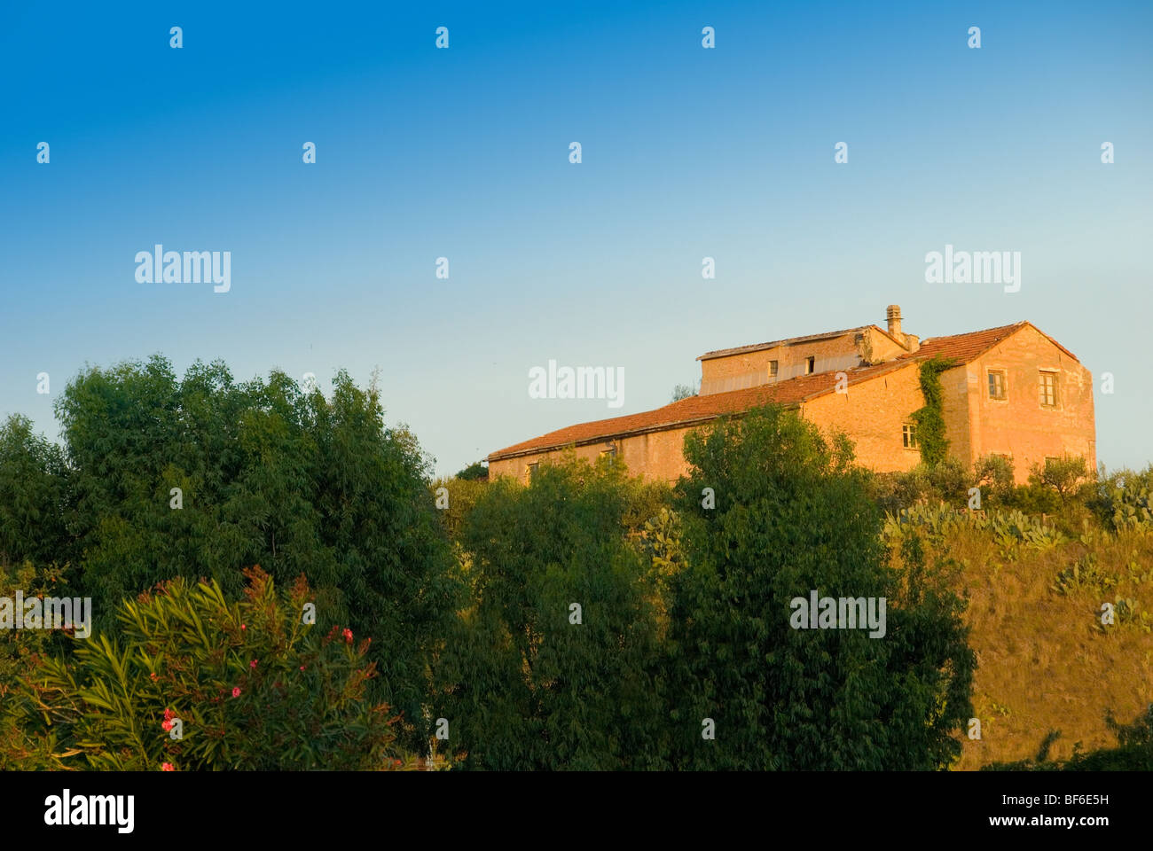 Un vecchio mattone Villa costruita su di una collina in Savona Italia settentrionale Foto Stock