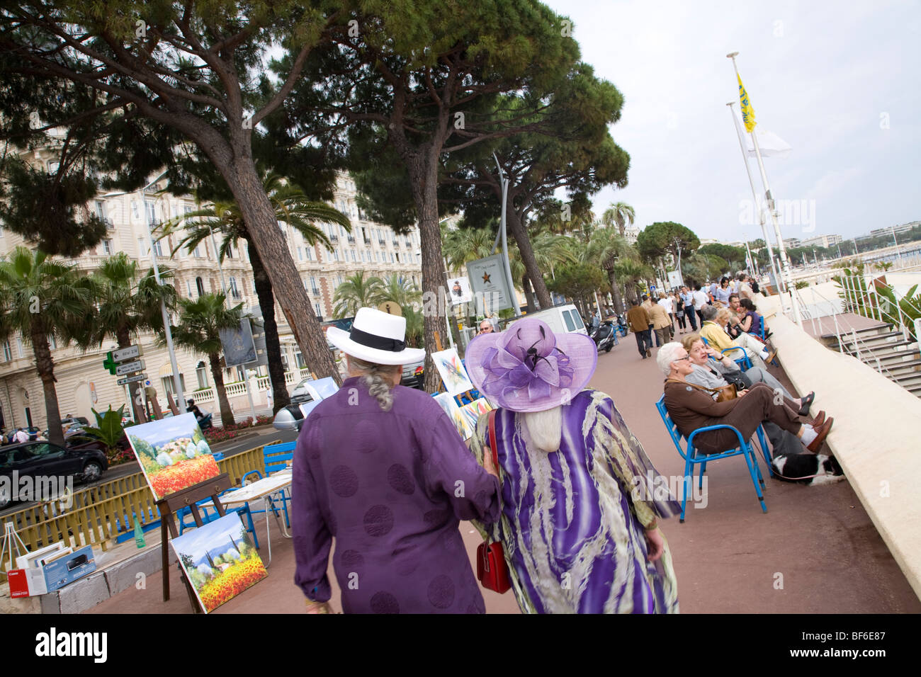 Boulevard de la Croisette, Promenaders, dipinti, Cannes, Cote d Azur, Provenza, Francia Foto Stock