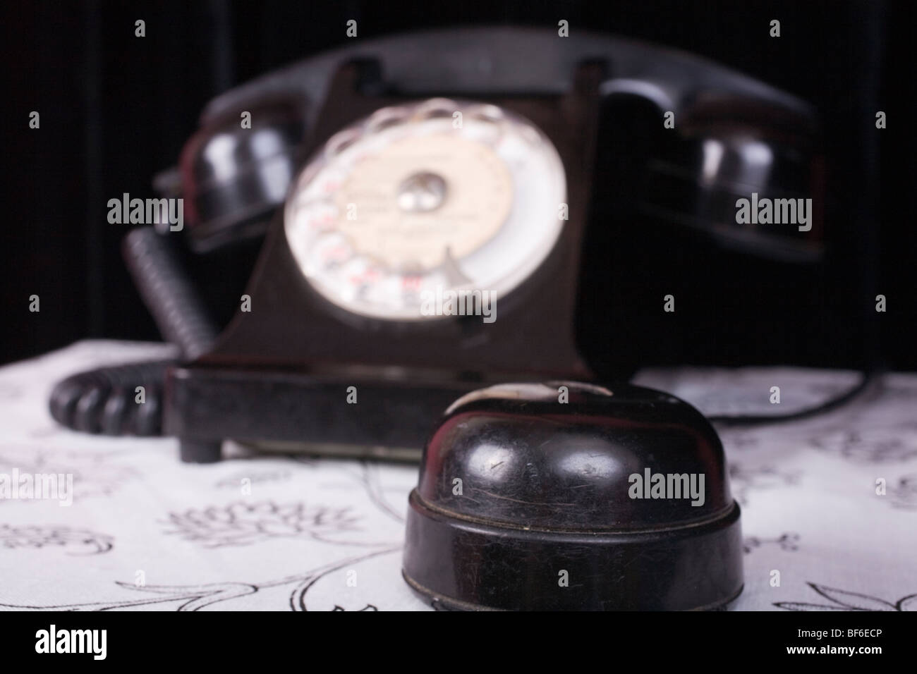 Vecchio telefono in bachelite con cuffia addizionale. Foto Stock