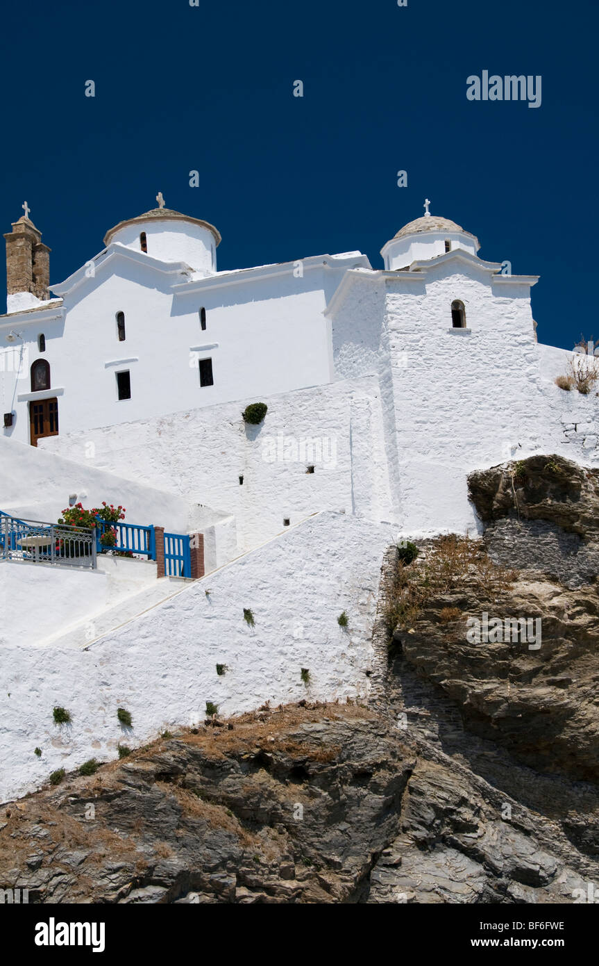 Imbiancato Chiesa costruita sulla roccia nella Città Vecchia (Hora) sul greco Mamma Mia isola di Skopelos, Sporadi, Grecia Foto Stock