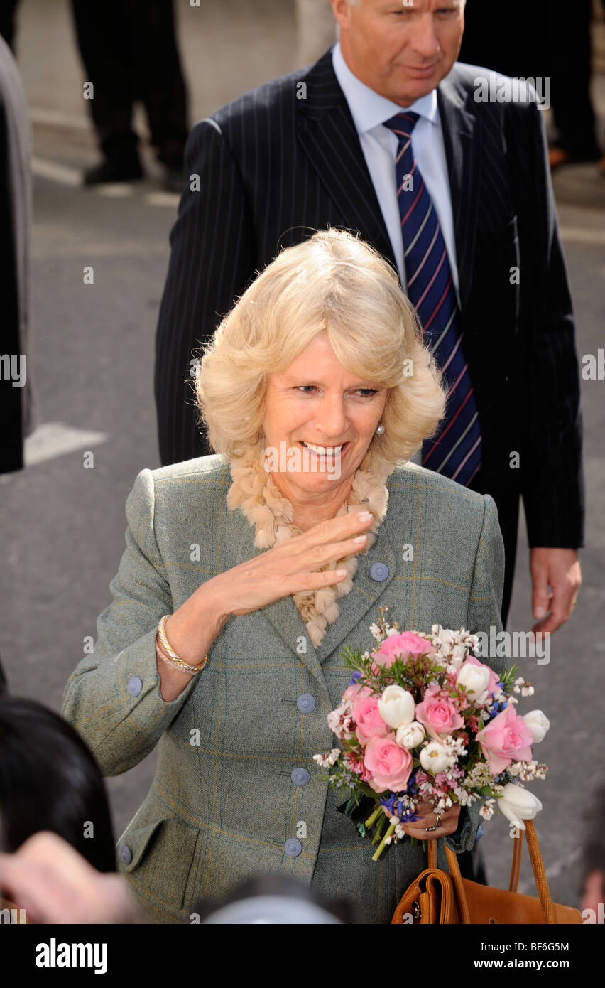 Apertura del negozio Highgrove in Tetbury (17 marzo 2008) La duchessa di Cornovaglia lascia il negozio Foto Stock