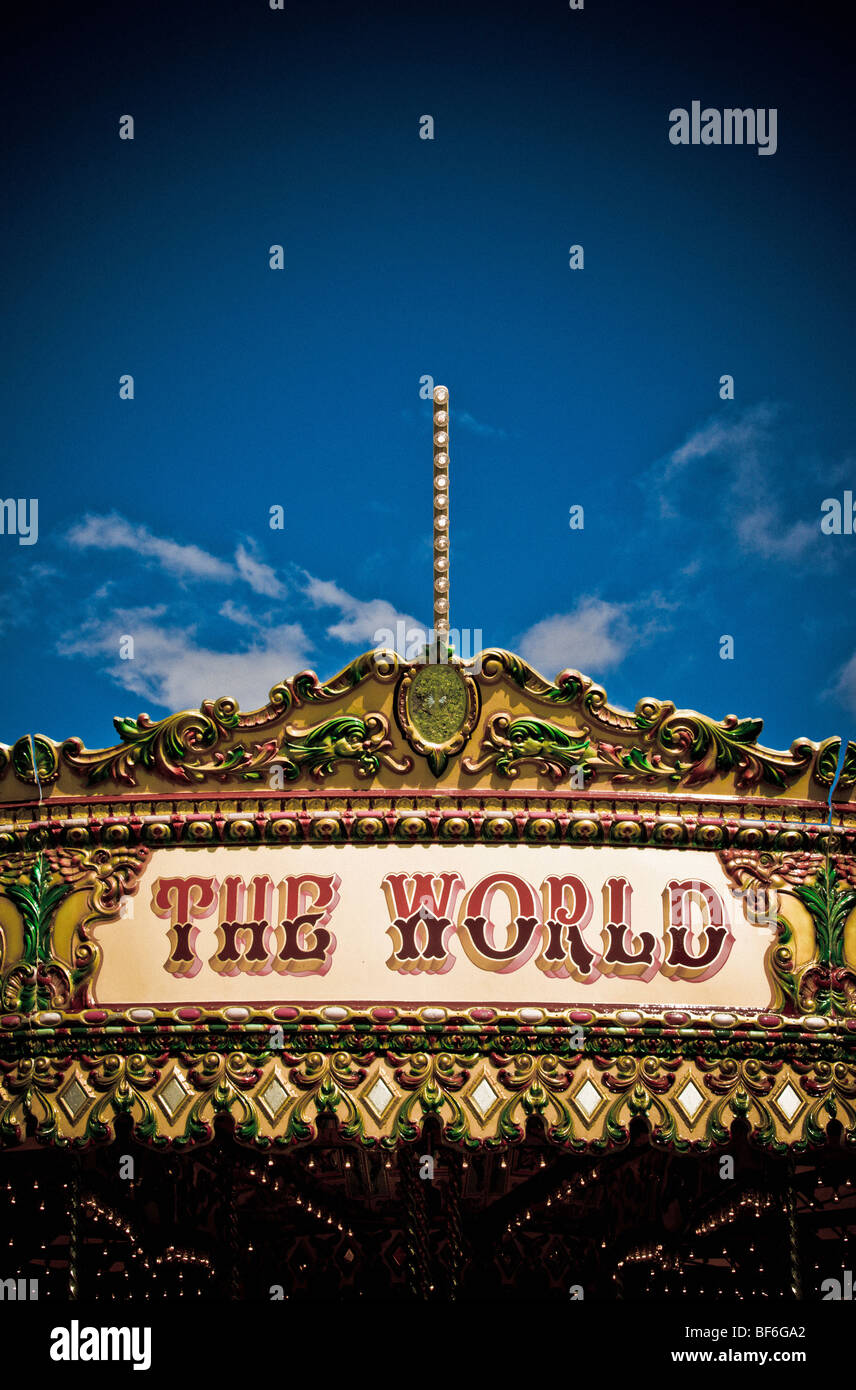 Firma su tradizionale carosello top - il mondo, visto contro un cielo blu Foto Stock