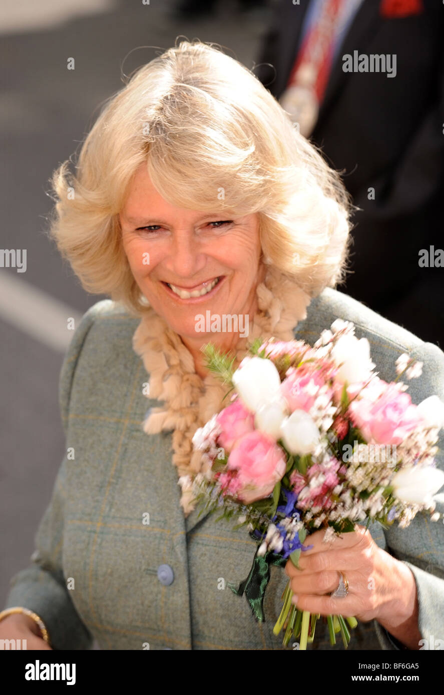 Apertura del negozio Highgrove in Tetbury (17 marzo 2008) La duchessa di Cornovaglia lascia il negozio Foto Stock