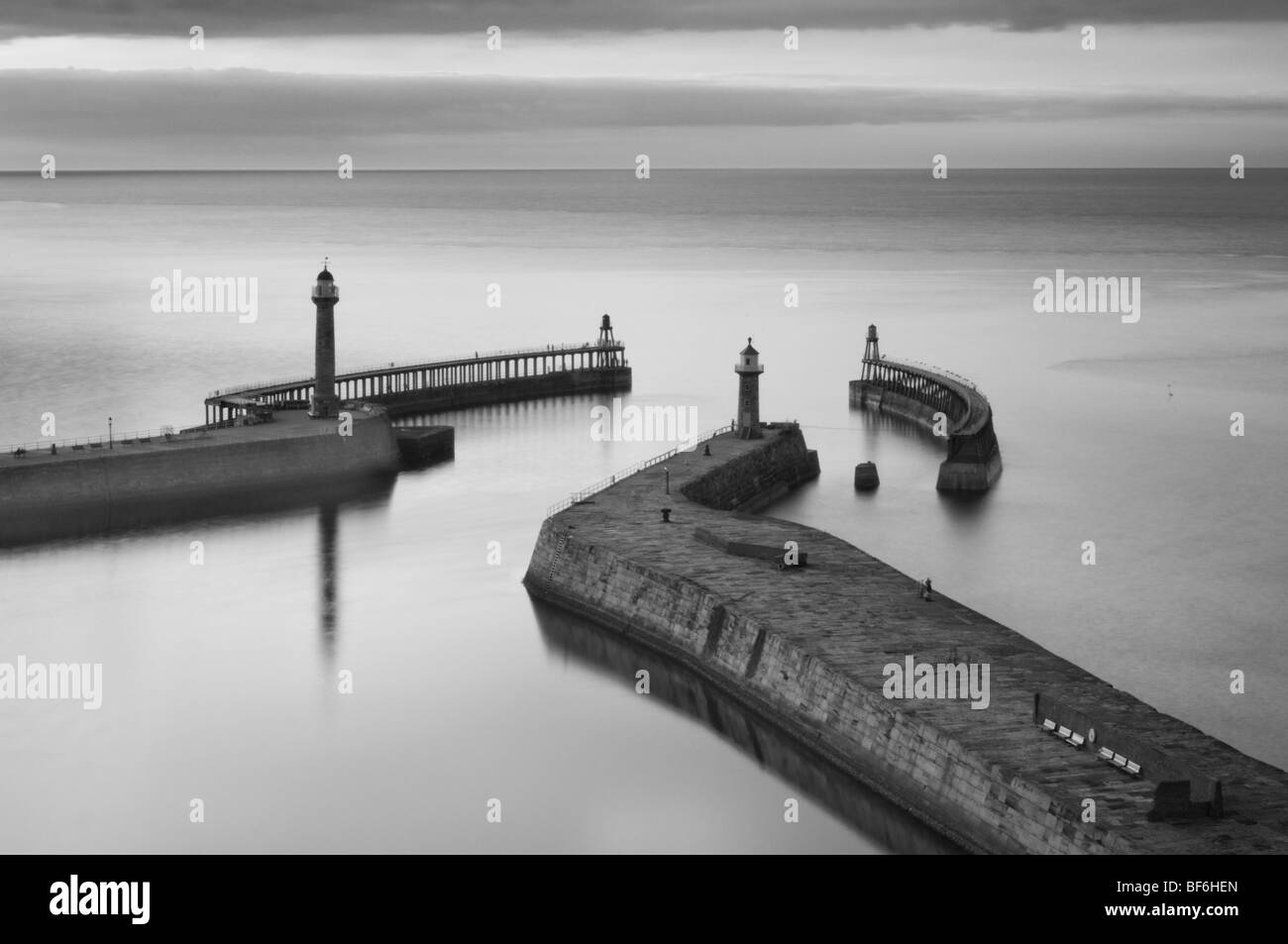Immagine in bianco e nero di Oriente e Occidente Pier, Whitby, North Yorkshire, Regno Unito Foto Stock
