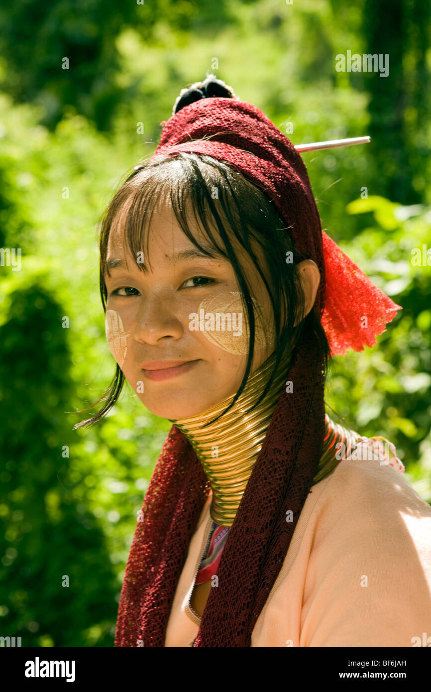 Giovane donna di collo lungo, tribù Karen in Thailandia del Nord di Mae Hong song con la faccia decorata. Foto Stock