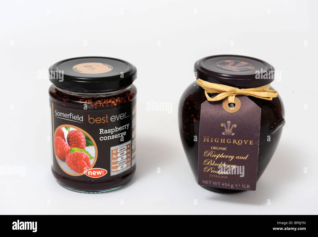 Esempi alternativi di simili confettura di frutta Lampone prodotti risparmiare da Somerfield supermercato (sinistra) e lampone preservare Foto Stock