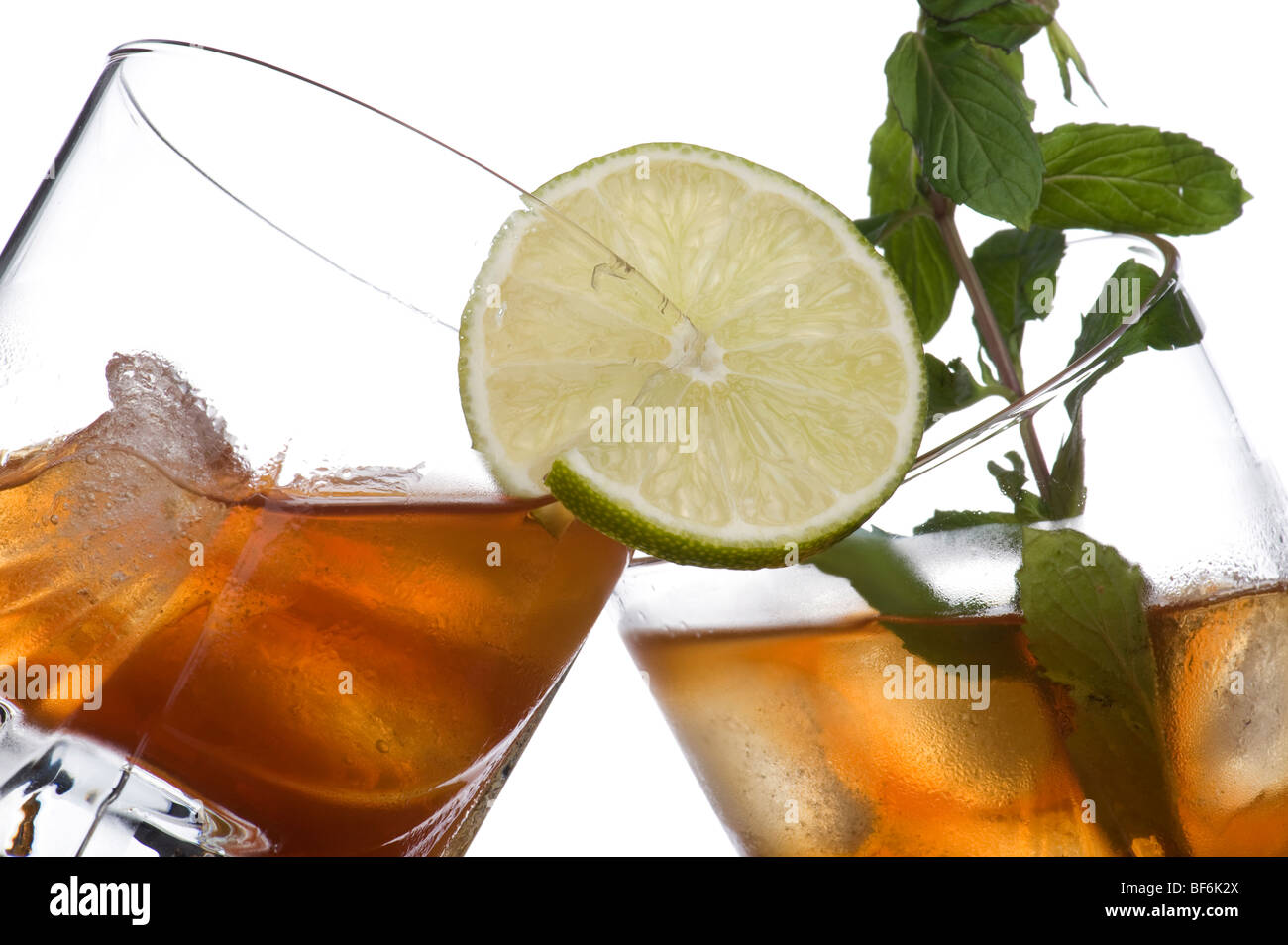 Oggetto su bianco - un bicchiere di whiskey con cubetti di ghiaccio su bianco Foto Stock