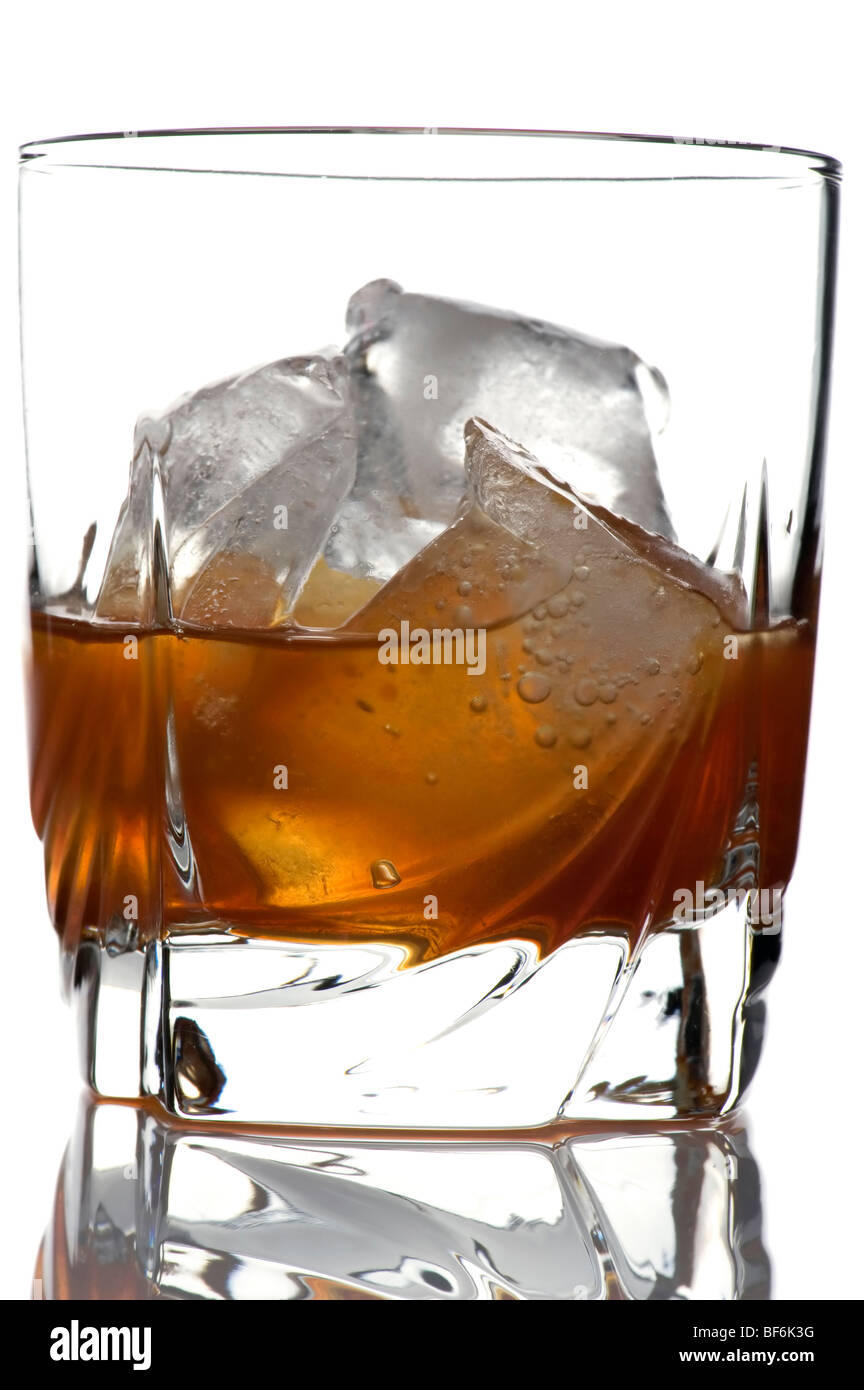 Oggetto su bianco - un bicchiere di whiskey con cubetti di ghiaccio su bianco Foto Stock