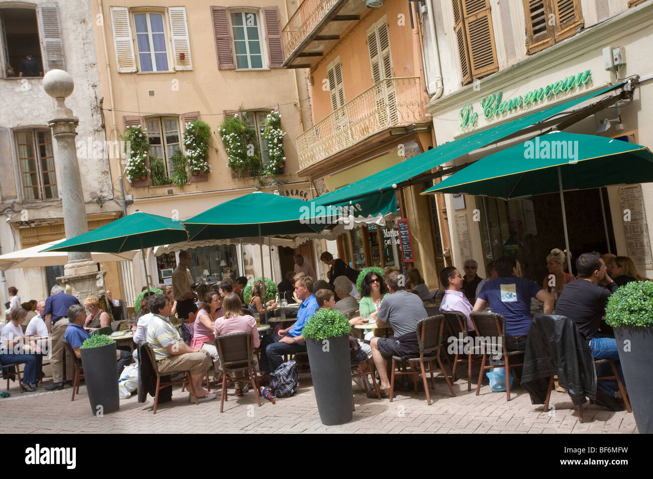 La Città Vecchia, Rue Clemenceau / Rue Thuret, caffetterie, ristoranti, Antibes, Cote d Azur, Provenza, Francia Foto Stock
