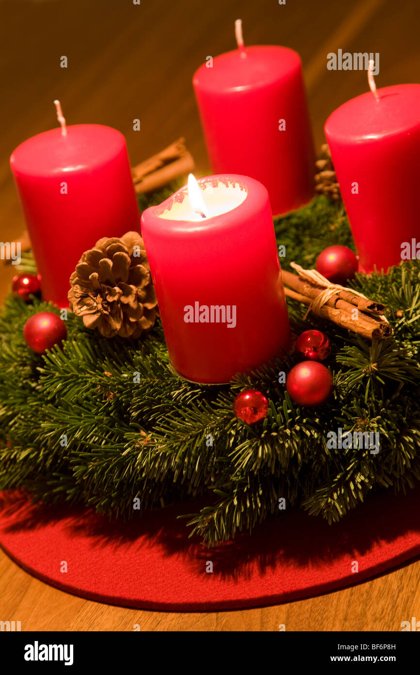 Corona di avvento, prima Domenica di Avvento, candela che brucia, Natale,  Germania Foto stock - Alamy