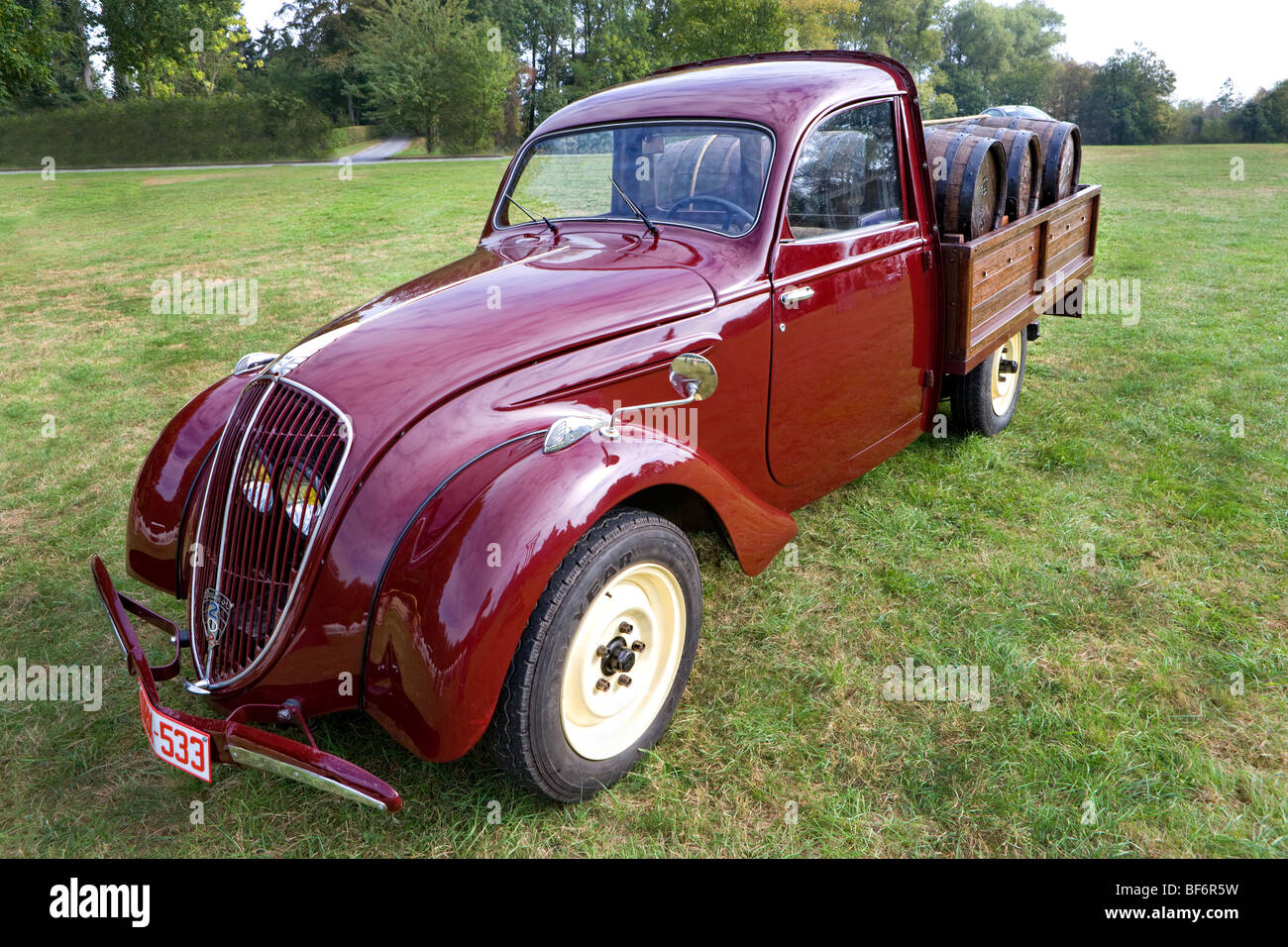 Peugeot 202, pick up, cinquanta, veterano auto, caricato con barrique botti da vino Foto Stock