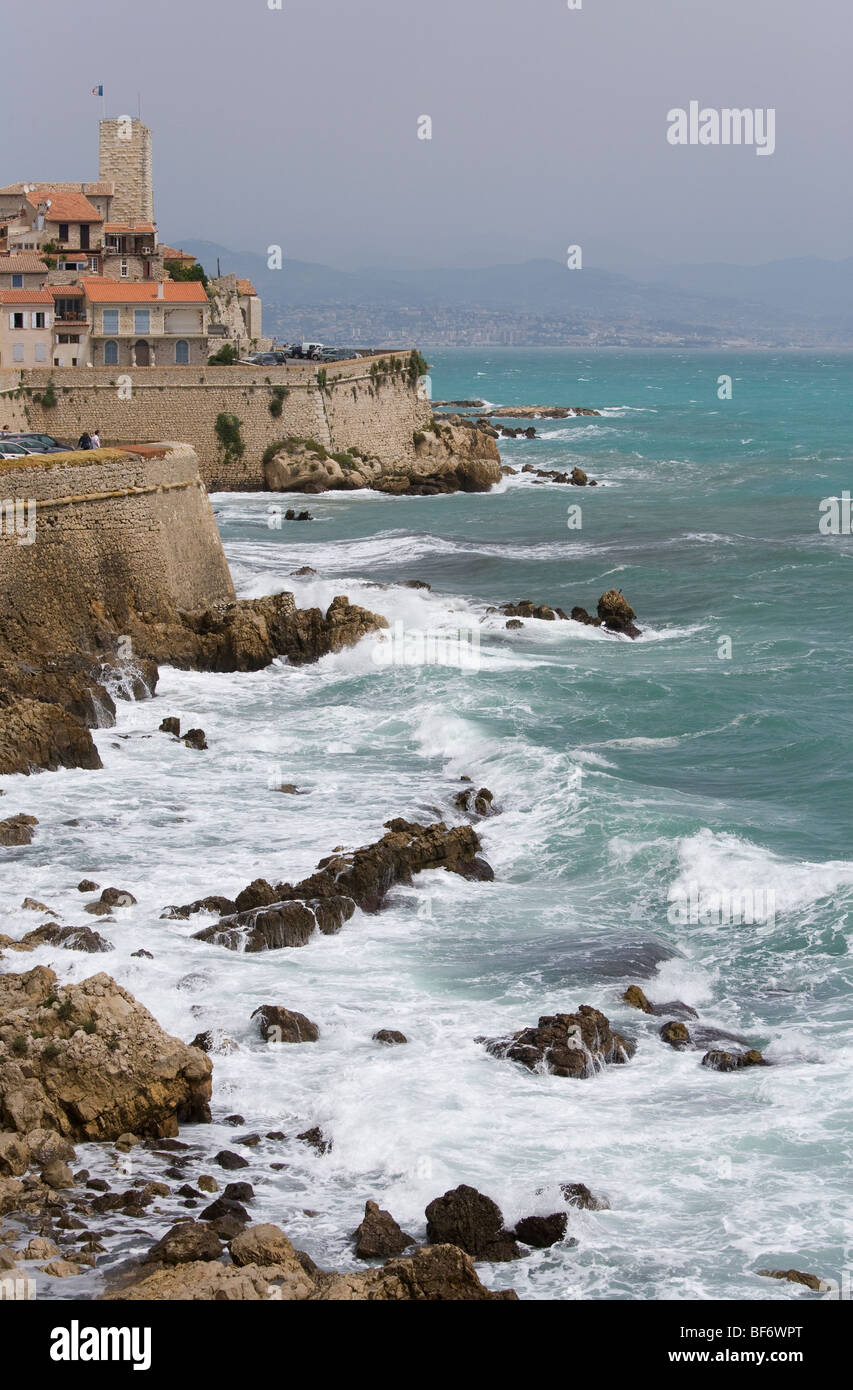 Cityscape, Mura, il castello Grimaldi, Antibes, Cote d Azur, Provece, Francia Foto Stock