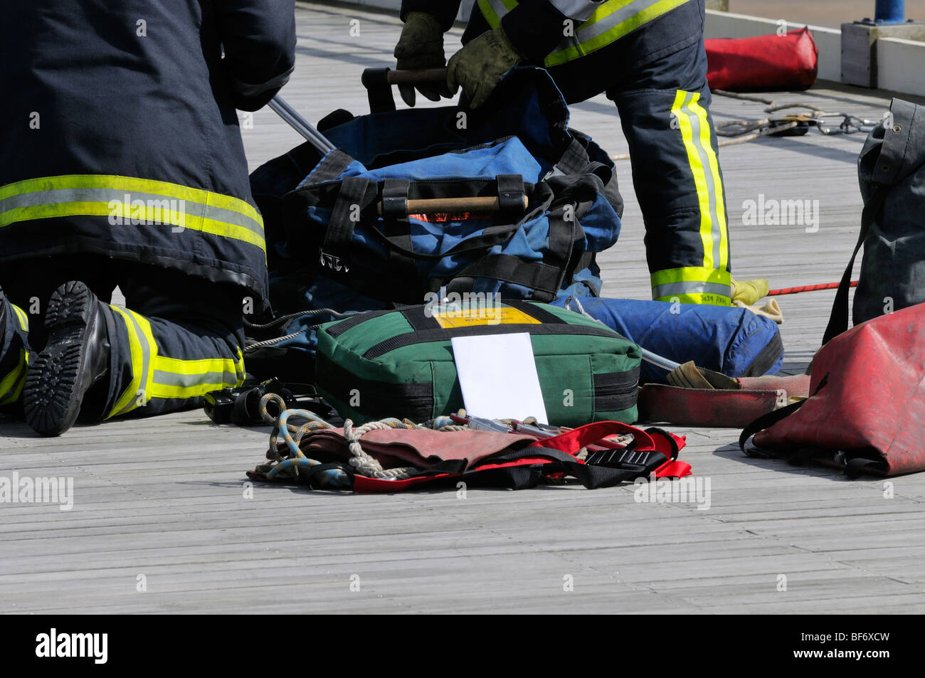 Corda attrezzature di salvataggio in corso di preparazione per l'uso da parte dei Vigili del Fuoco Foto Stock
