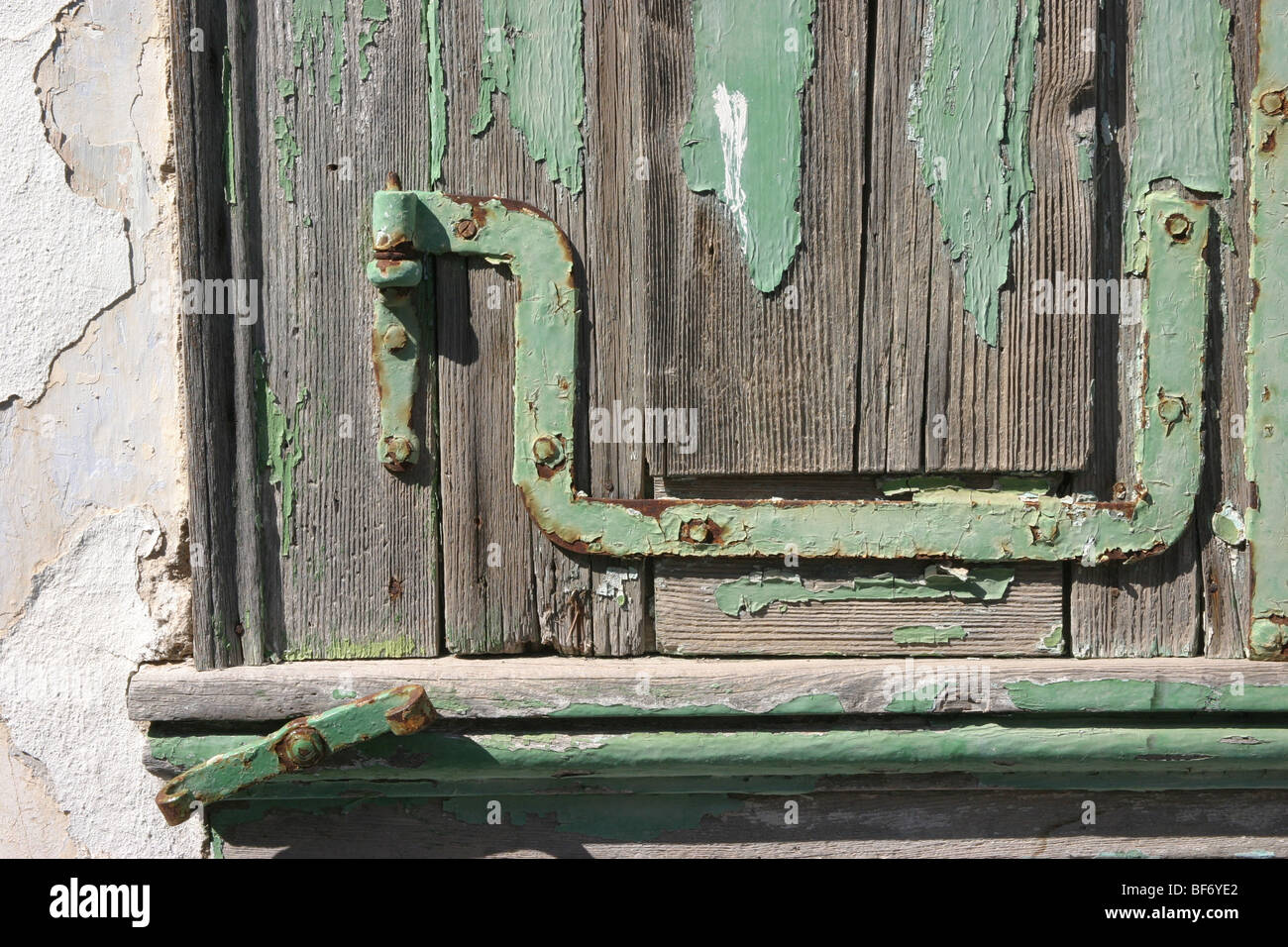 La ferramenta finestra sull'otturatore che ha perso gran parte della sua vernice e alcuni gesso Foto Stock