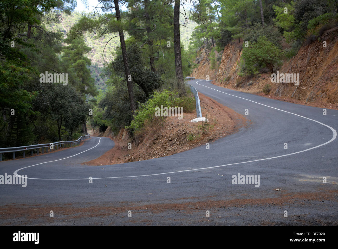 Twisty tornante in una strada di montagna nei monti Troodos forest repubblica di cipro Foto Stock