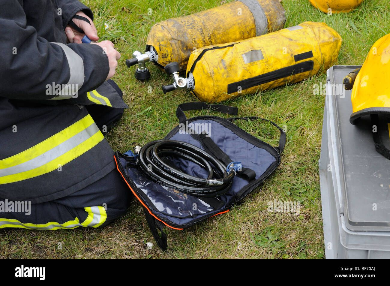 Fireman preparazione aria sacca di sollevamento attrezzature modello completamente rilasciato Foto Stock