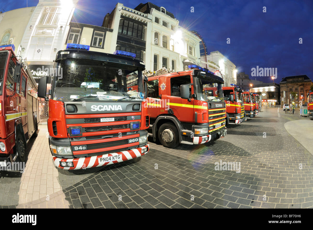 Vista fisheye del motori Fire al grande edificio di fuoco di notte Foto Stock