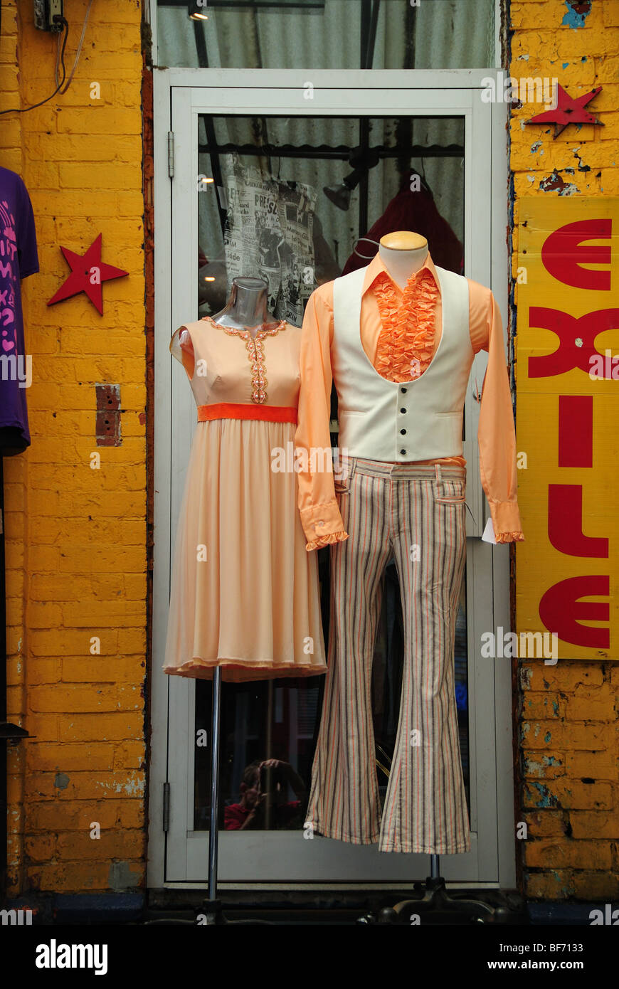 Esempi degli anni sessanta e settanta era abbigliamento vintage mode visualizzata su manichini al di fuori di una seconda mano di Toronto negozio di abbigliamento. Foto Stock
