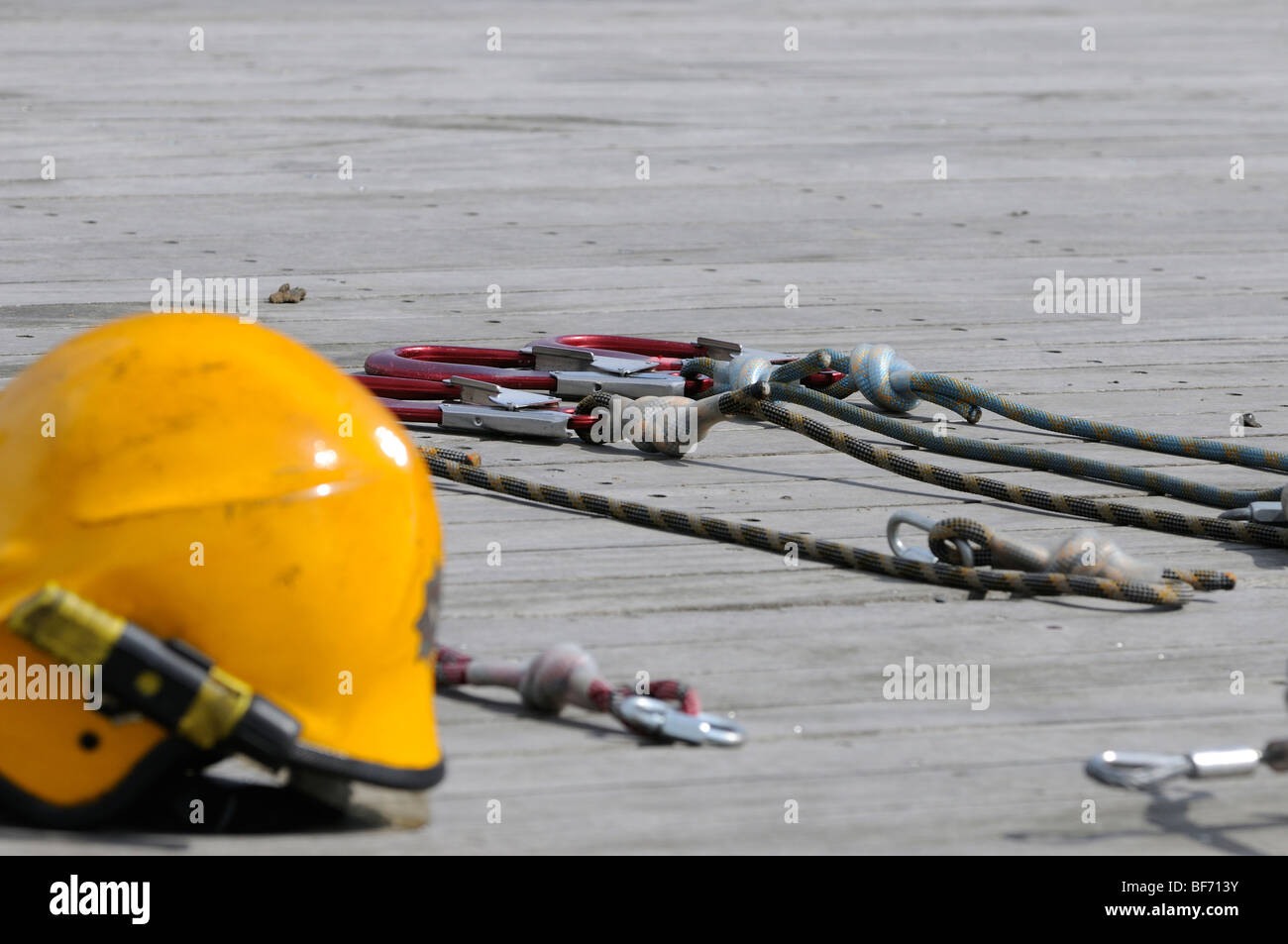 Firemans Casco giallo con fune equipaggiamento di salvataggio Foto Stock