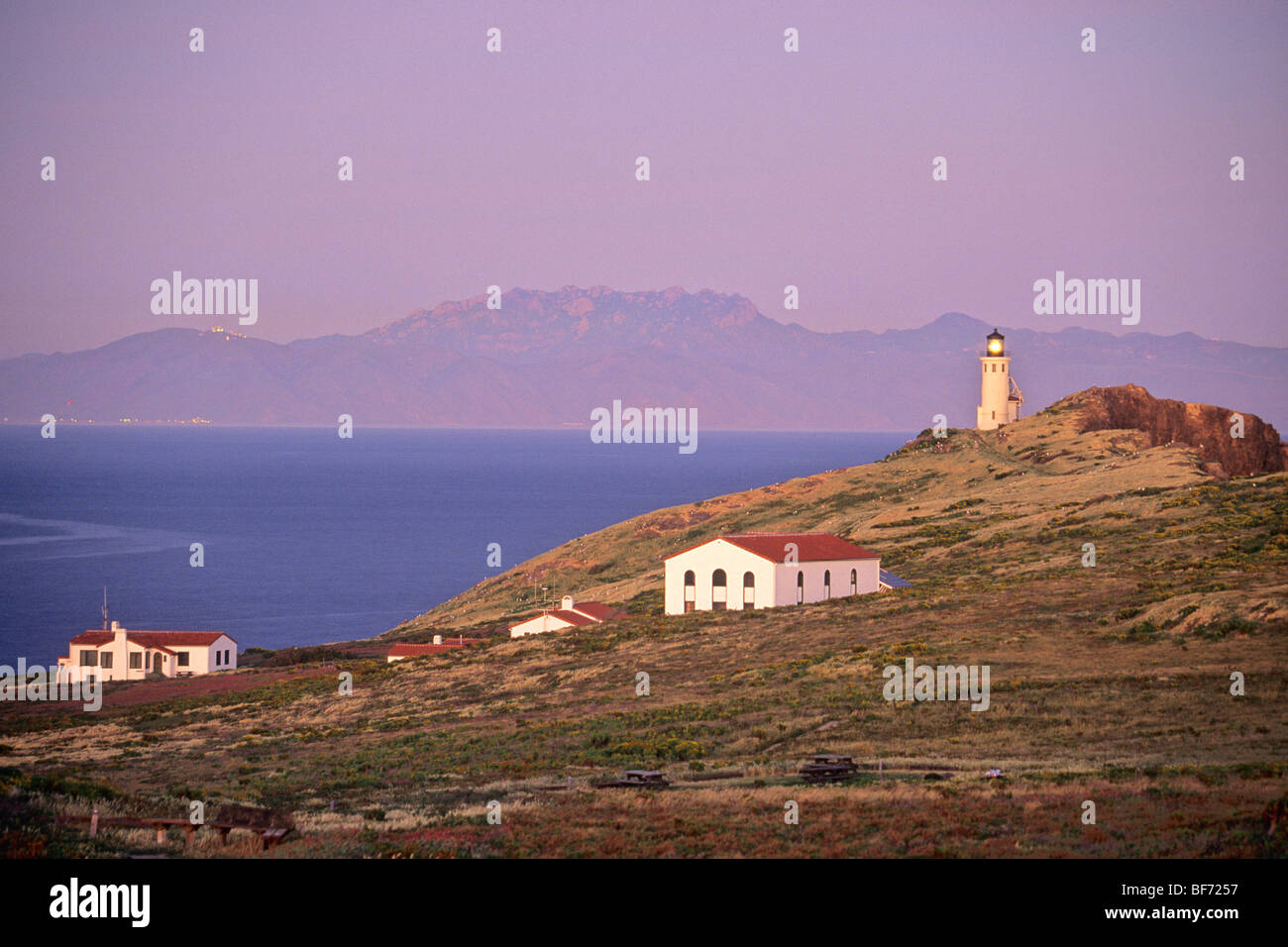 Faro di twilight su East Anacapa Island, in vista della terraferma, Channel Islands National Park, California, Stati Uniti d'America Foto Stock