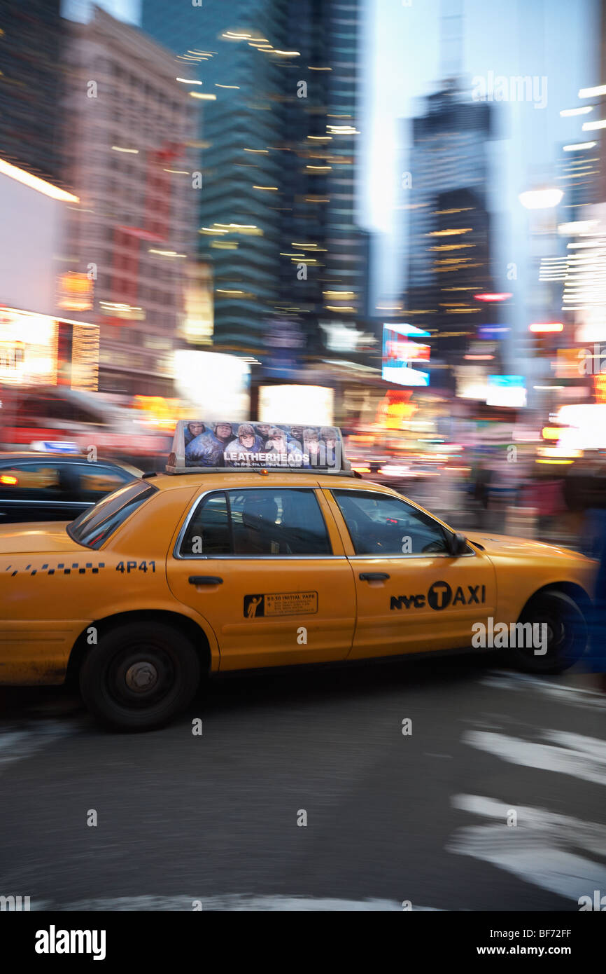 New York taxi in movimento attraverso Times Square Manhattan, New York Foto Stock