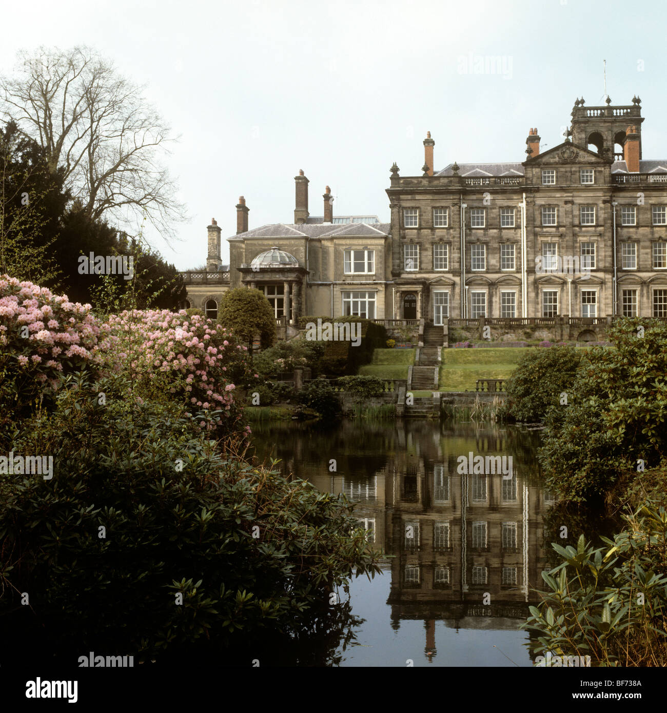 Regno Unito, Inghilterra, Staffordshire, Biddulph Grange House e giardini attraverso il lago Foto Stock