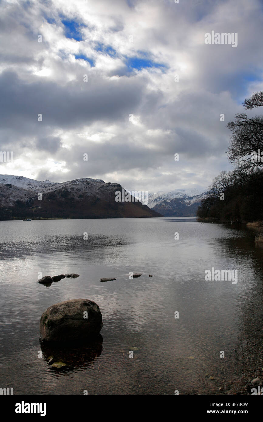 Moody Paesaggio Innevato rupe argento cadde Ullswater Parco Nazionale del Distretto dei Laghi Cumbria Inghilterra England Regno Unito Foto Stock