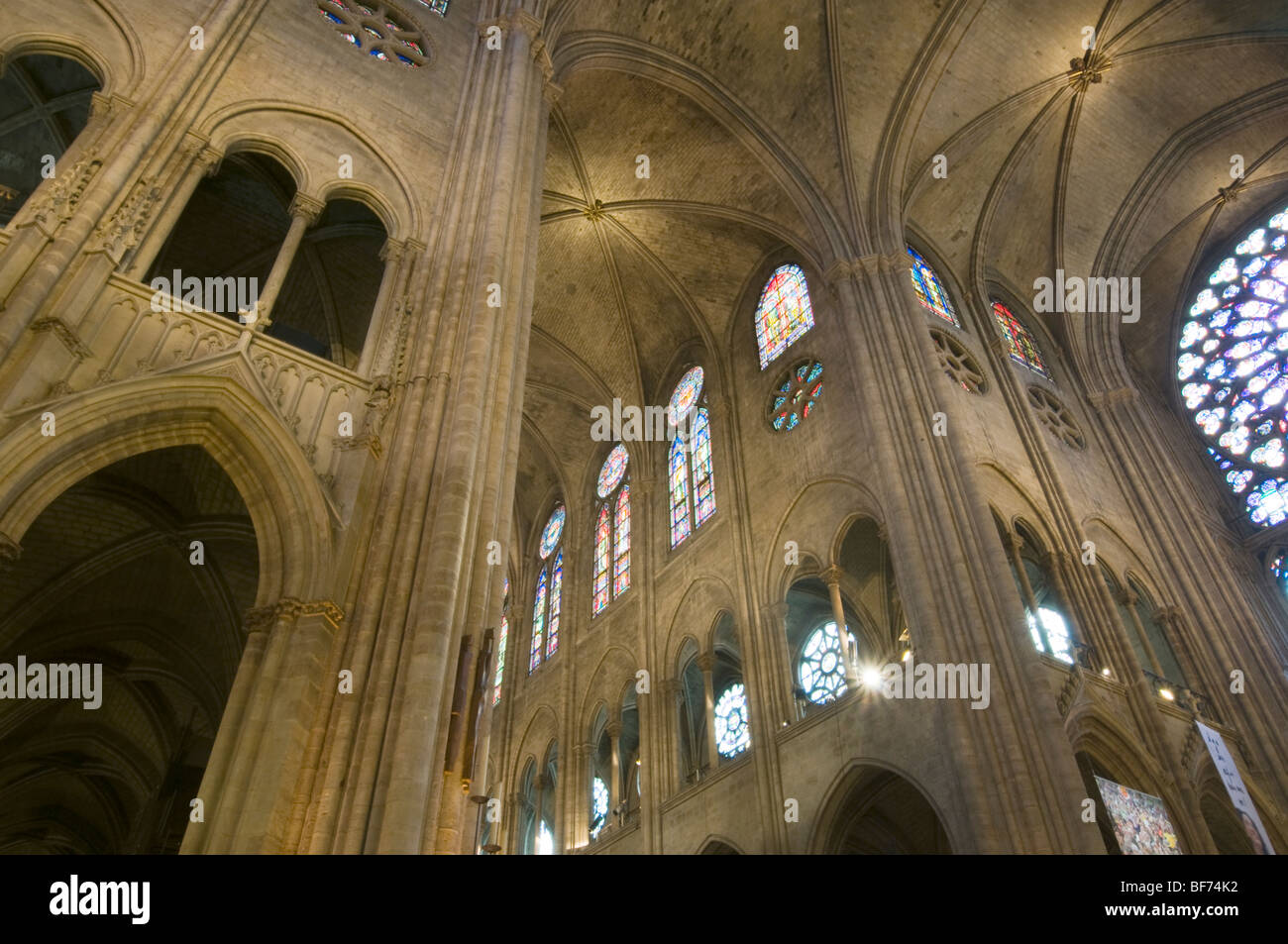 All'interno della cattedrale di Notre Dame di Parigi, Francia. Guardando verso il soffitto Foto Stock