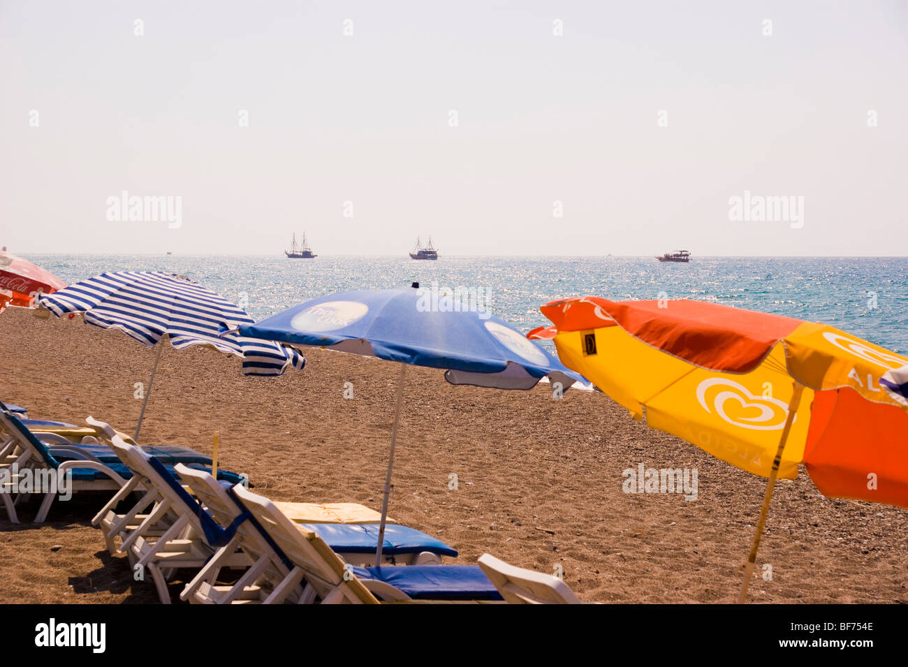 Manavgat spiaggia fluviale e ombrelloni vicino a Antalya in paesi del Mediterraneo meridionale della Turchia Foto Stock