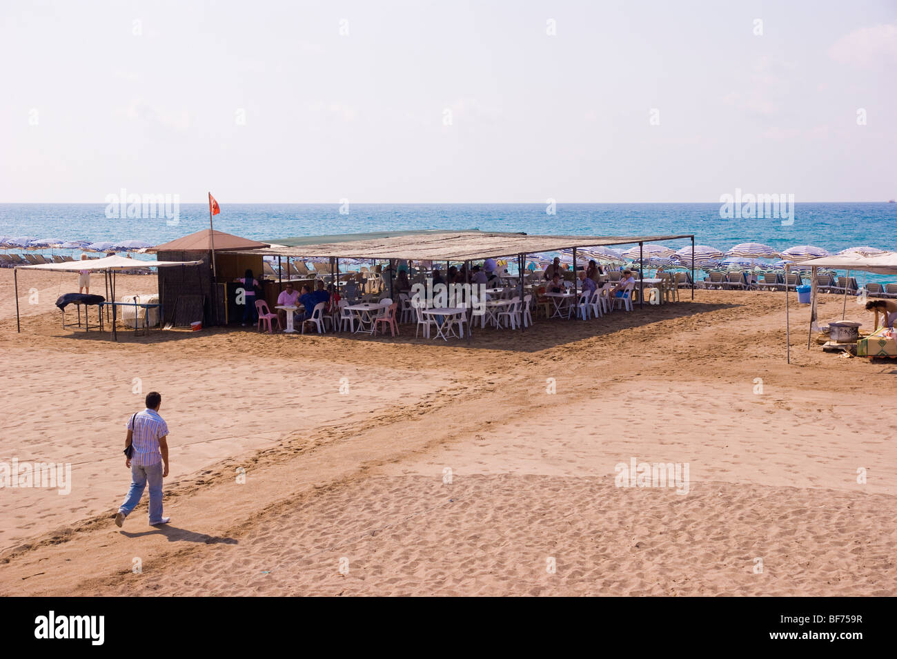 Beach Cafè sul fiume Manavgat spiaggia mediterranea nel sud della Turchia Foto Stock