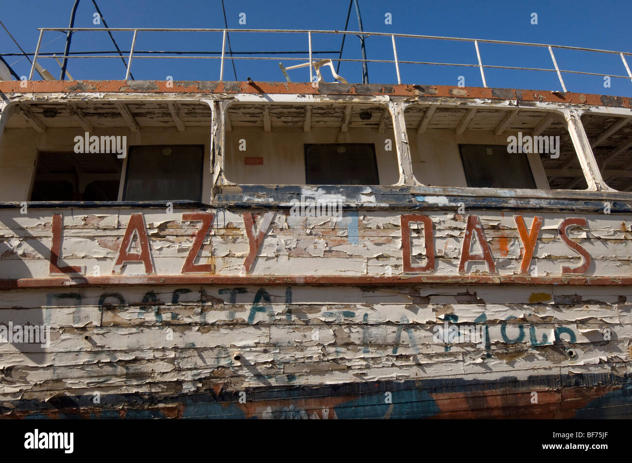 Sfald vernice su un piacere antico sistema di cottura a vapore chiamato 'Lazy Days' in attesa di restauro in un cantiere in Grecia. Foto Stock