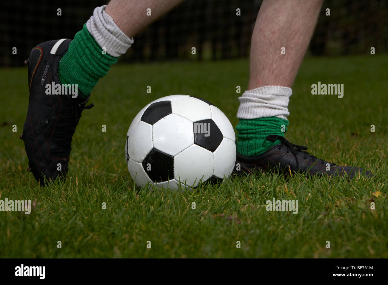 Soccer Football player sposta in avanti a calci una sfera pratica modello rilasciato image Foto Stock