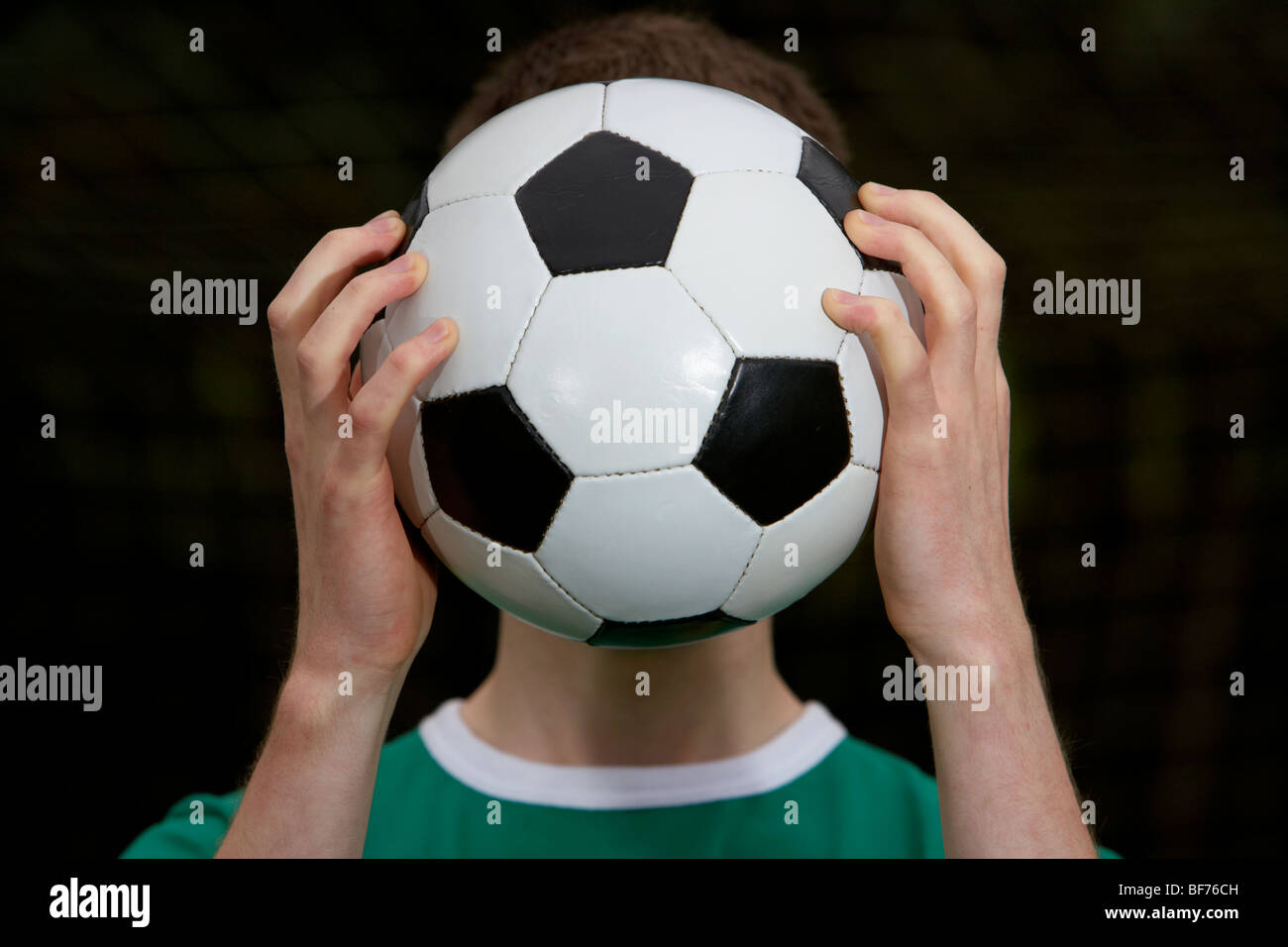Soccer Football giocatore in possesso palla davanti al suo volto Foto Stock