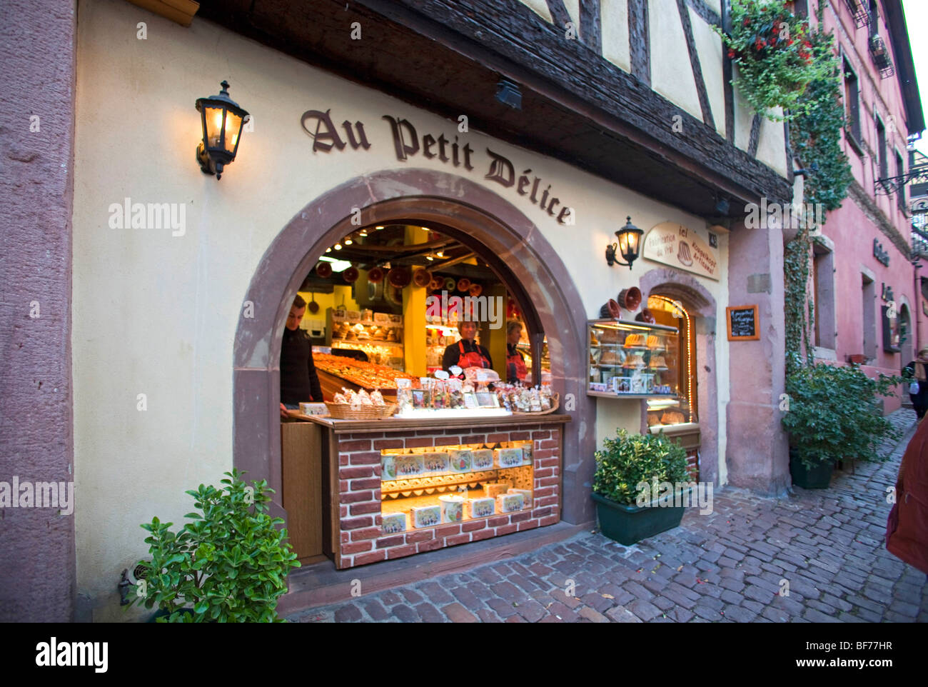 Tipico alsaziano negozio di dolci in Main Street Riquewihr Haut-Rhin Alsace Francia. Luce della Sera. 099676 Alsazia Foto Stock