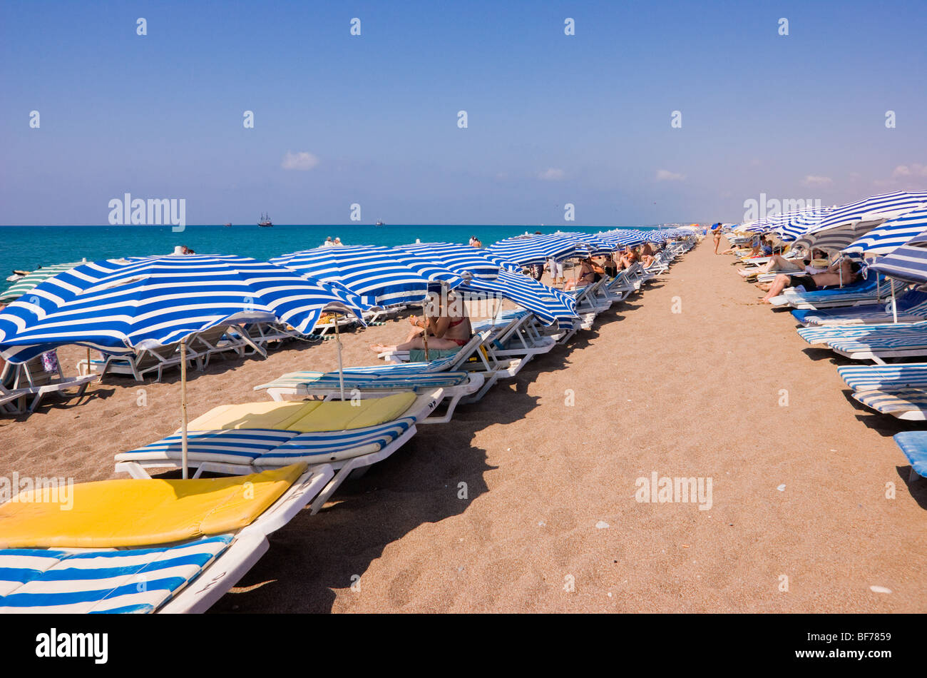 Manavgat spiaggia fluviale e ombrelloni vicino a Antalya in paesi del Mediterraneo meridionale della Turchia Foto Stock