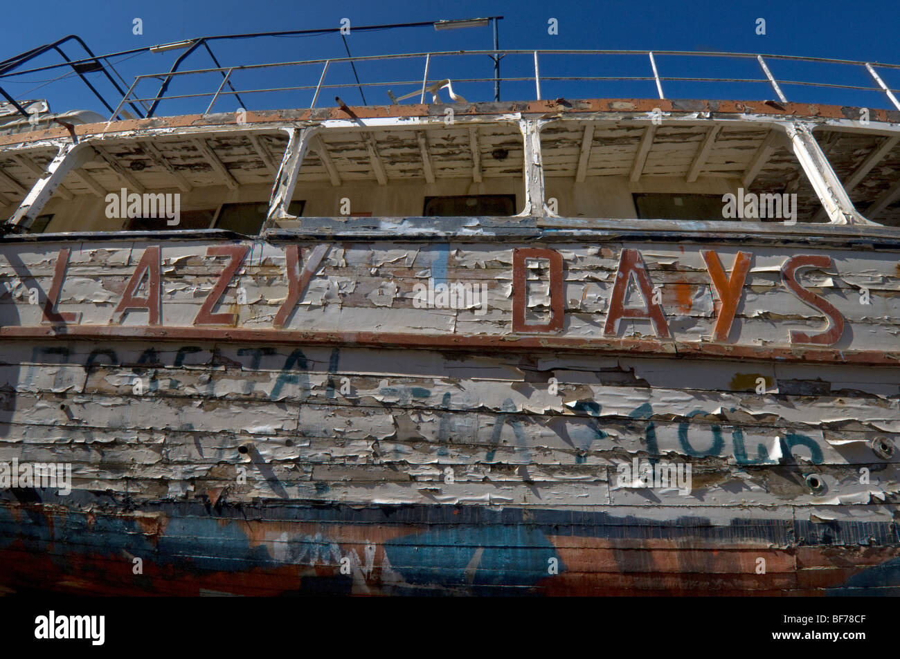 Sfald vernice su un piacere antico sistema di cottura a vapore chiamato 'Lazy Days' in attesa di restauro in un cantiere in Grecia. Foto Stock