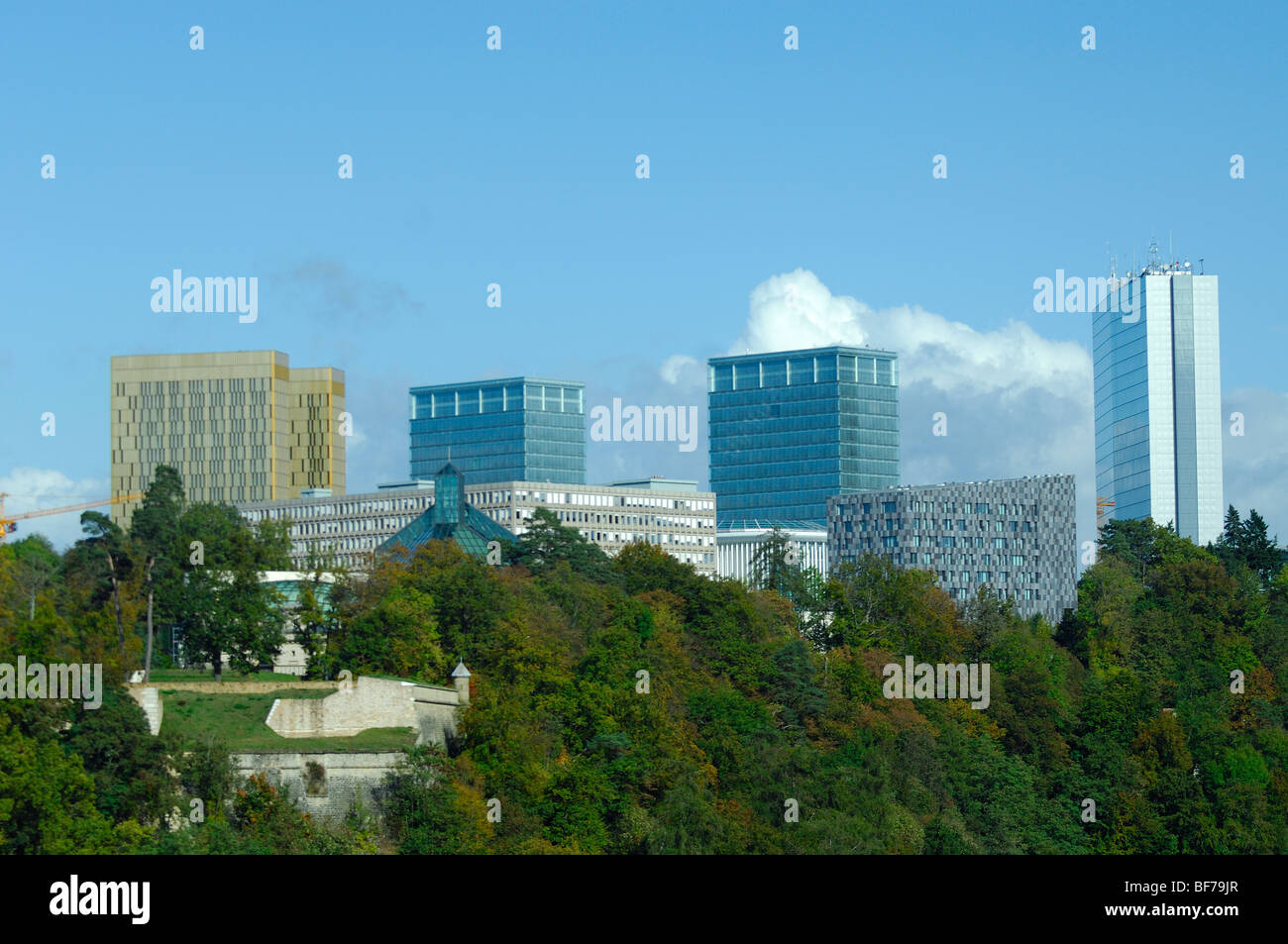 Vista su tutta la vallata Grund in Lussemburgo verso l'UE edifici europei al quartiere Kirchberg - città di Lussemburgo Foto Stock