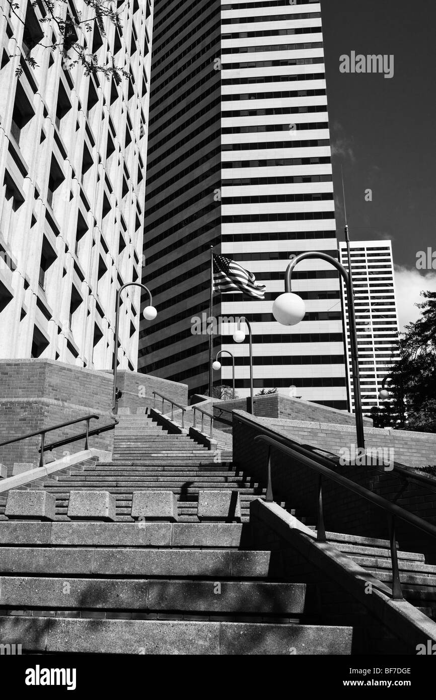 Grafico monocromatico iconica immagine in bianco e nero della bandiera americana in un ambiente urbano della città di Seattle ambiente pieno di forme. Foto Stock