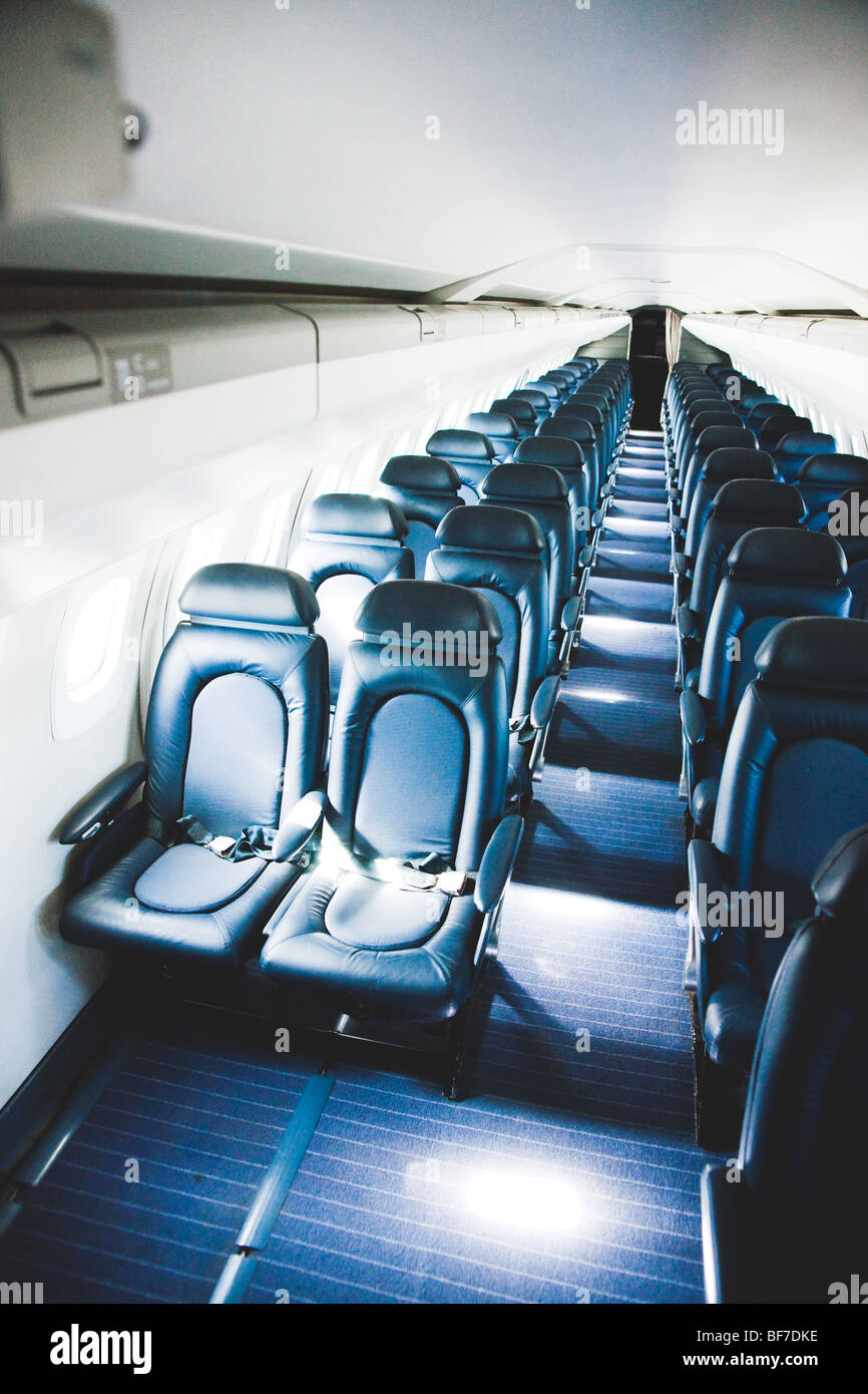 Corridoio interno con quattro file di sedili all'interno di un aereo Concorde. Foto Stock