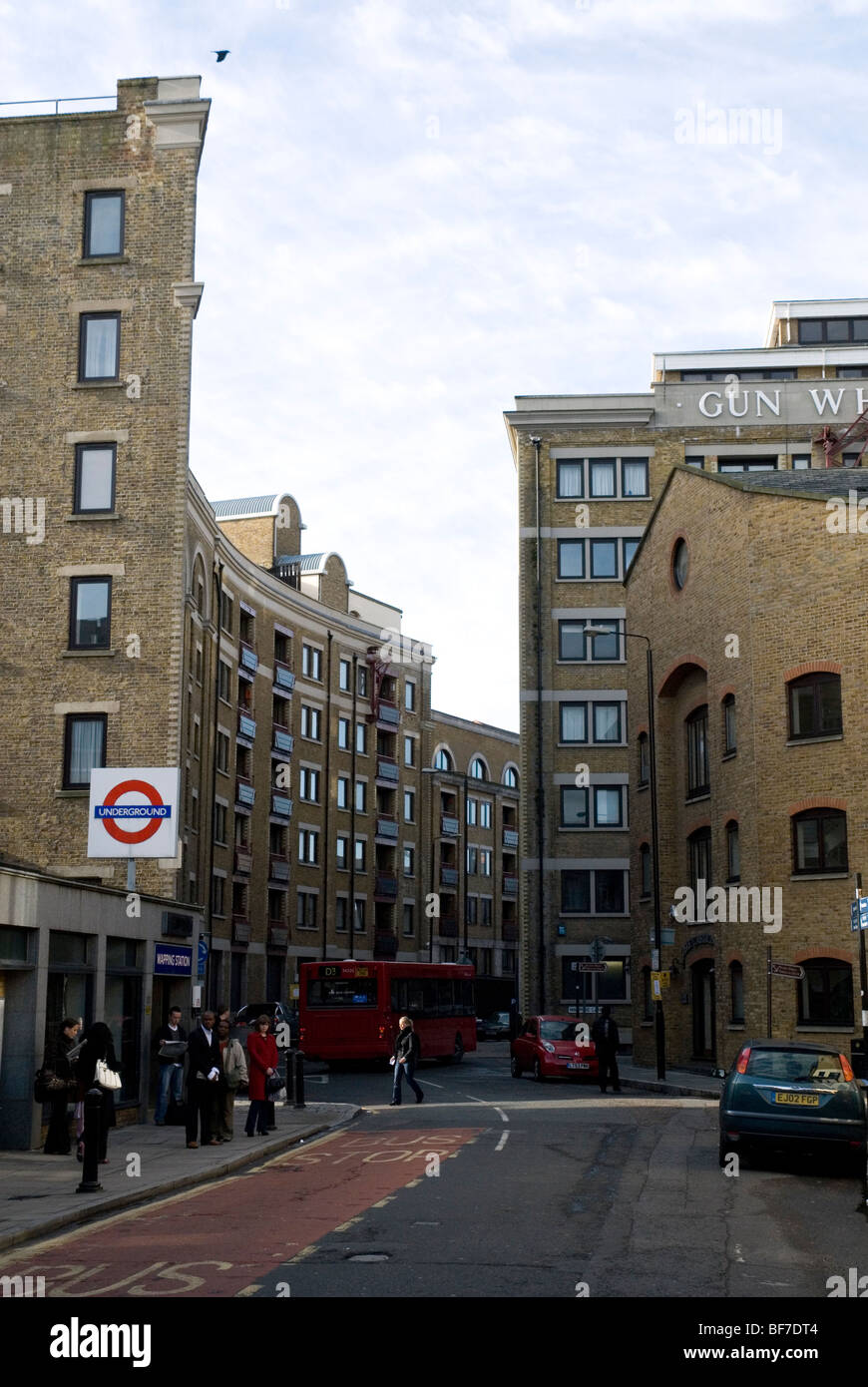 Stazione della metropolitana esterna a Wapping, a est di Londra - Inghilterra Foto Stock