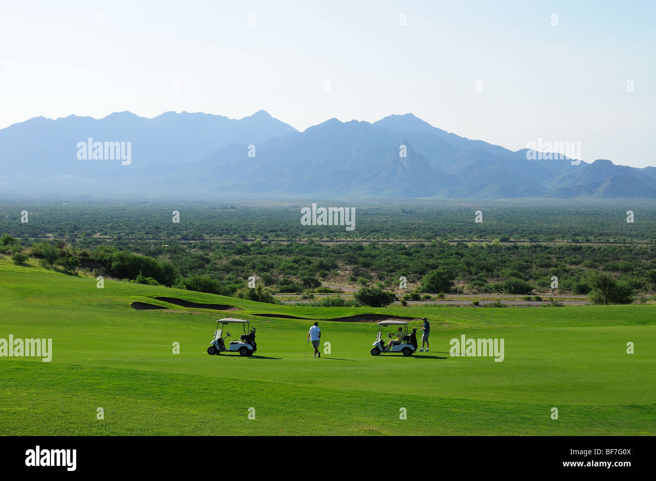 La Santa Rita montagne del Deserto di Sonora servire come sfondo per la canoa Ranch Golf Club in Valle Verde, Arizona, Stati Uniti. Foto Stock