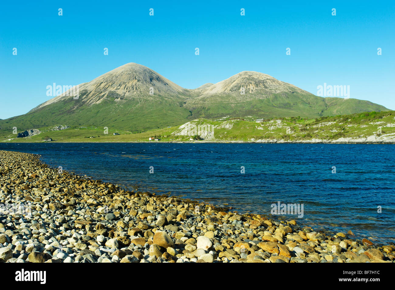 La Scozia, Skye, Red Cuillin da Loch Slapin Foto Stock