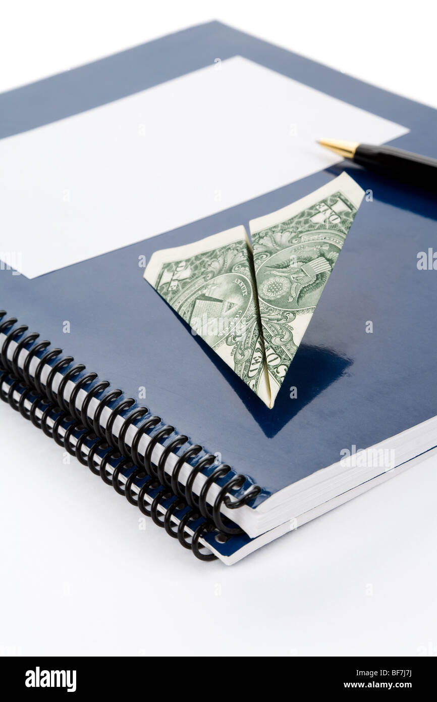Blue testo scolastico, notebook o manuale e dollaro con sfondo bianco Foto Stock