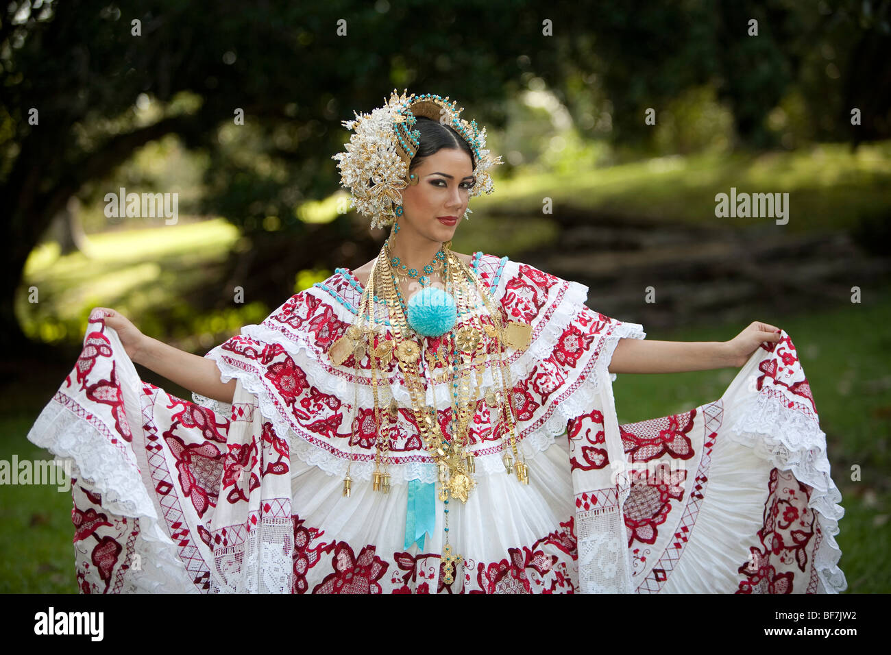 Il Pollera è il costume tipico delle donne panamane che si compone di due pezzi separati composti da una camicia e da una gonna in tessuto pregiato. Foto Stock