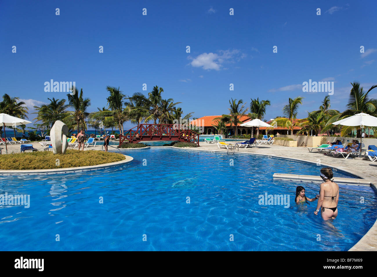 Piscina, Club Amigo Atlantico, Guardalavaca, Holguin, Cuba, West Indies Foto Stock