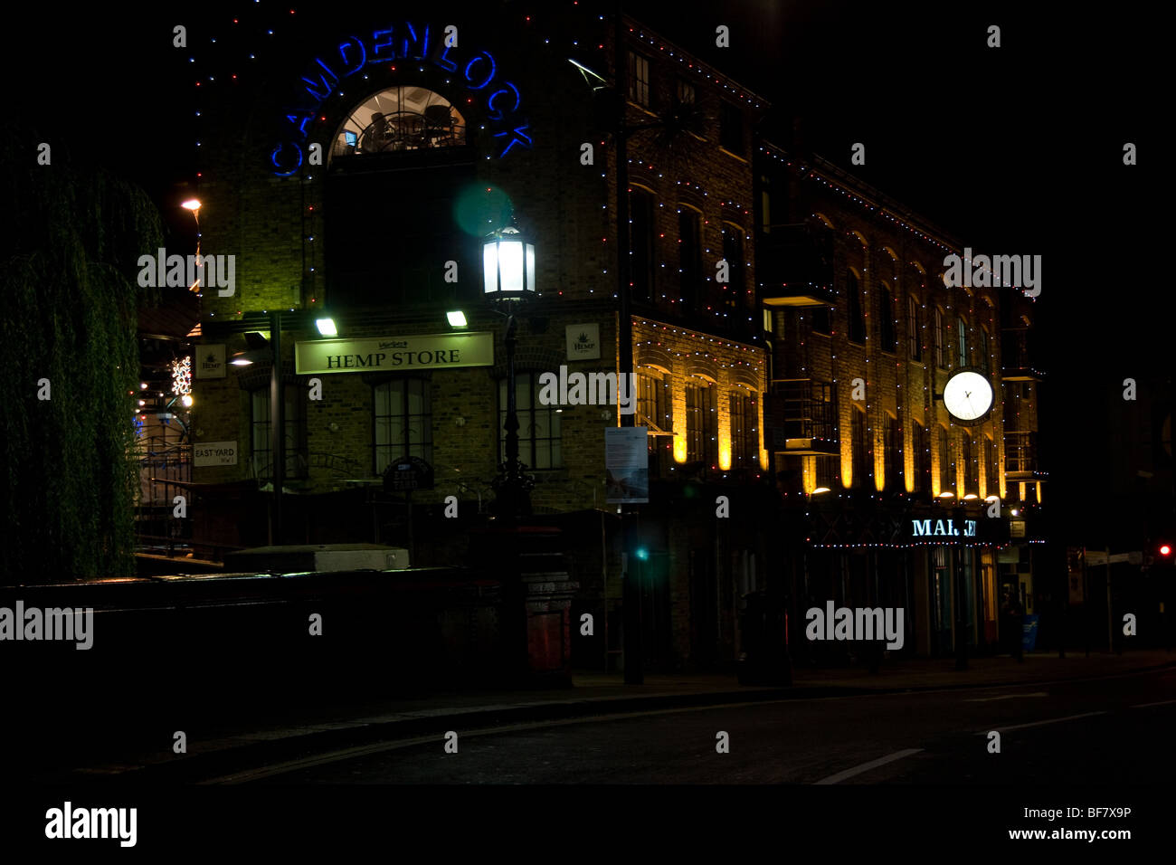 Scena notturna camden town Londra Inghilterra Regno Unito Europa Foto Stock