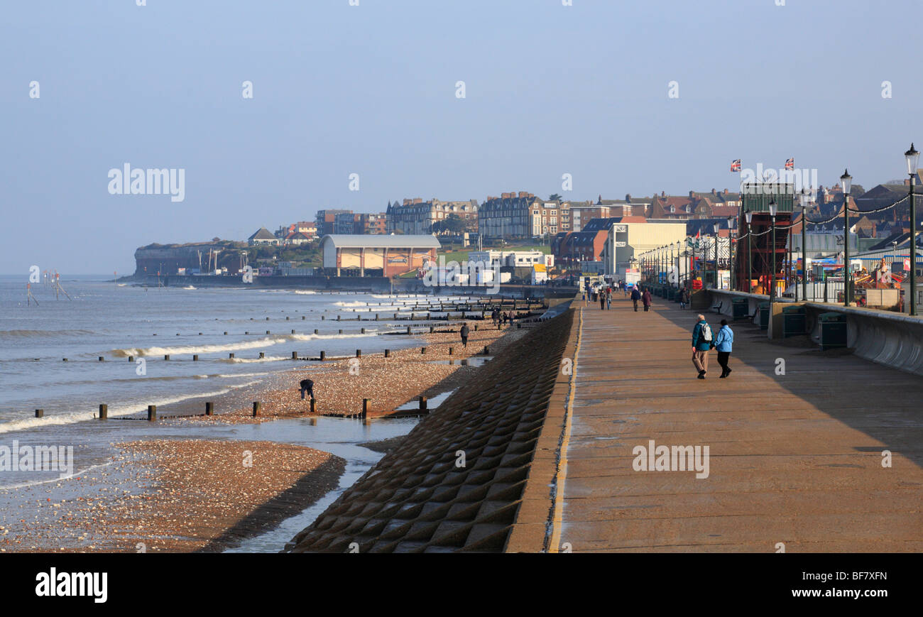 La gente che camminava sul lungomare a Hunstanton in autunno sunshine. Foto Stock