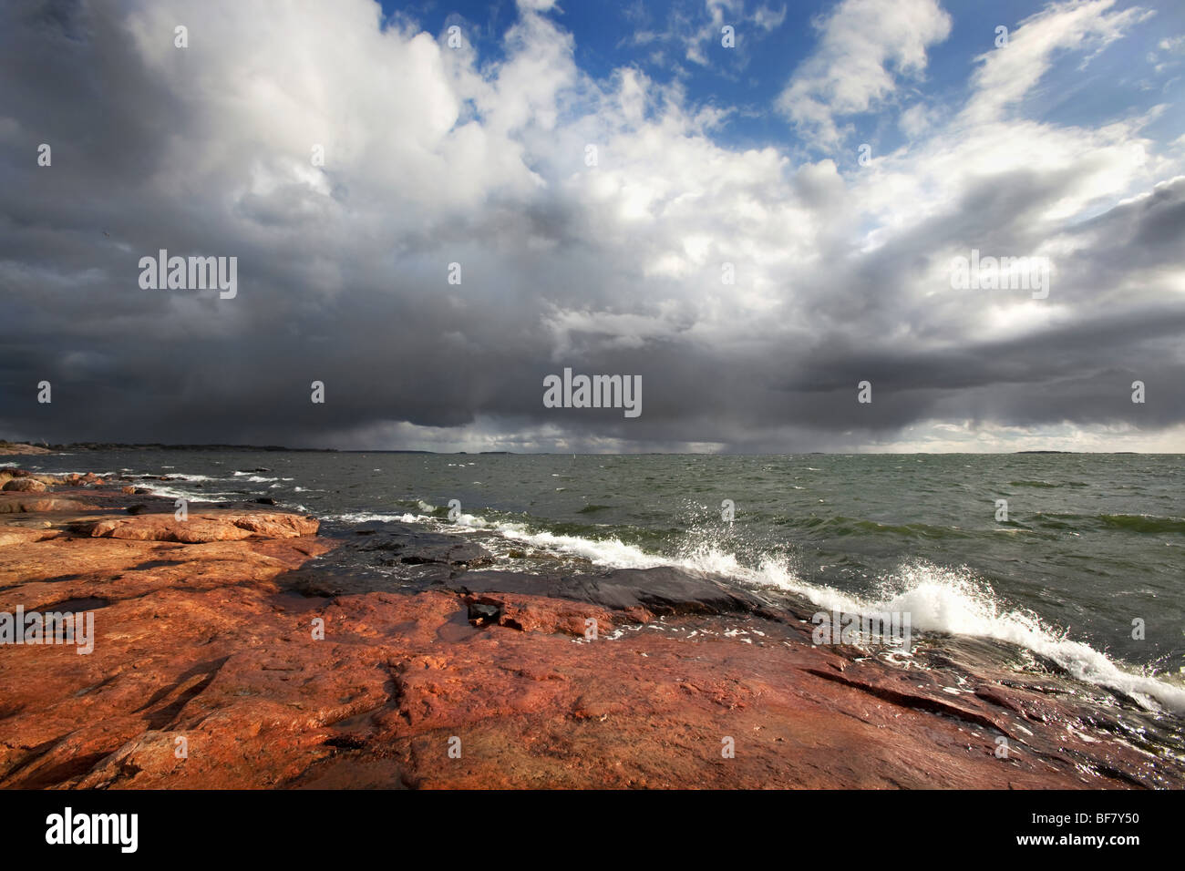 Nuvole sopra il mare di Helsinki Foto Stock