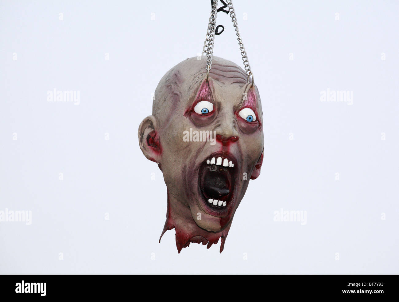 Un orrore toy testa finta sospeso come parte di un display di Halloween. Foto Stock
