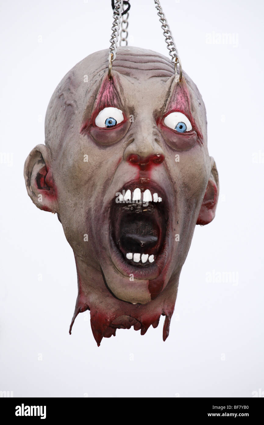 Un orrore toy testa finta sospeso come parte di un display di Halloween. Foto Stock